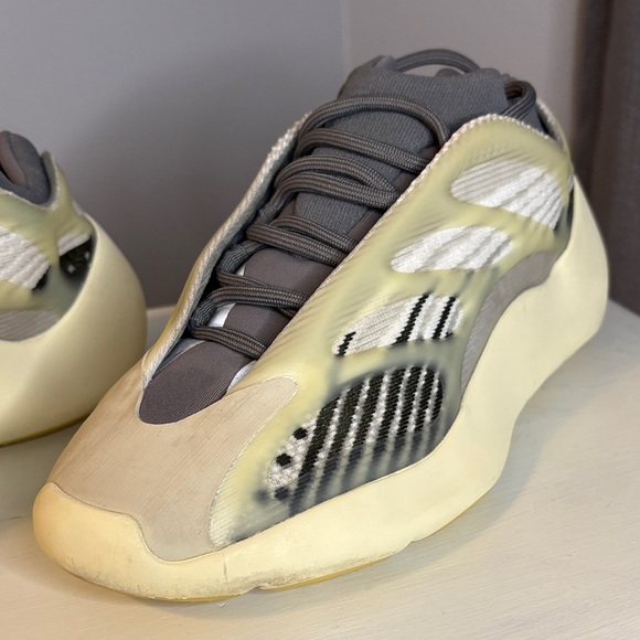 Yeezy 700 V3 Fade Salt Men’s 7.5 LIKE NEW! W/Box